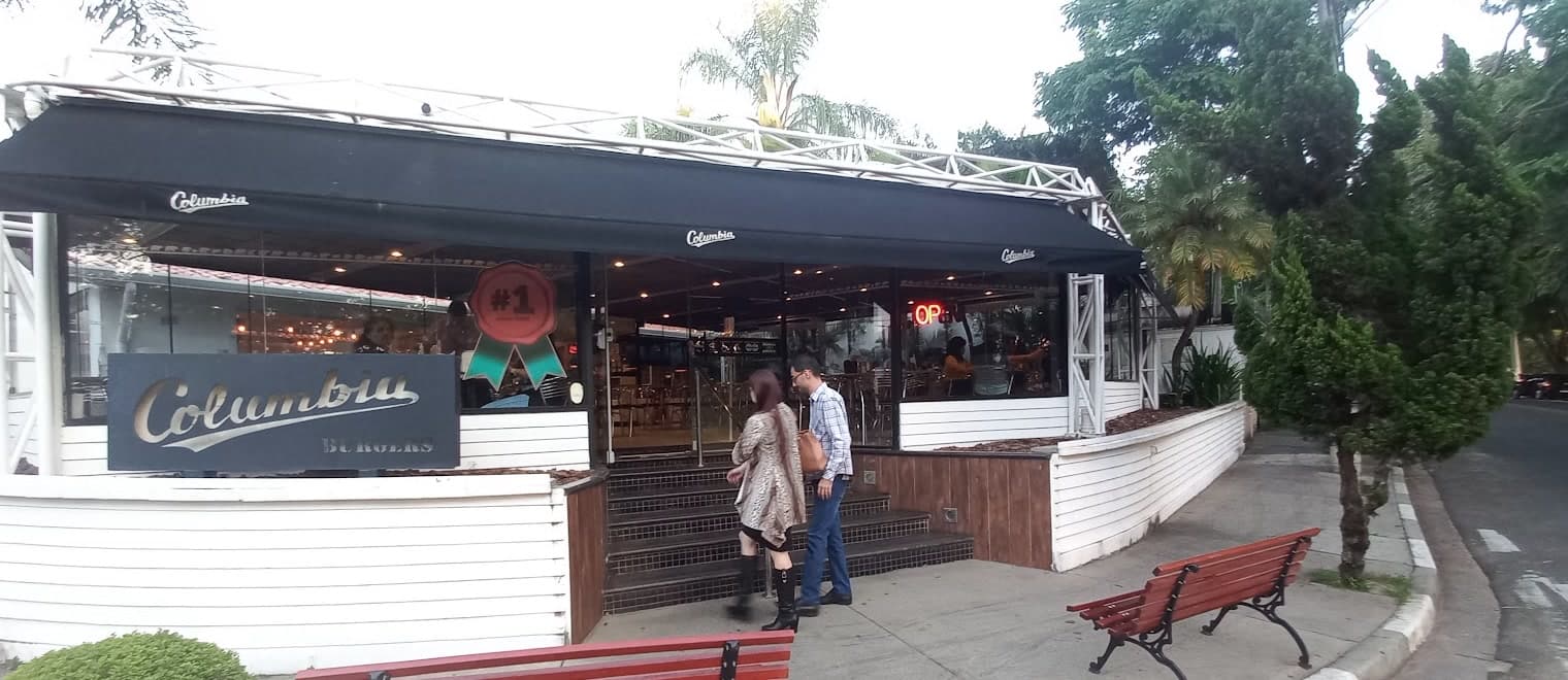 Fachada do Columbia na Avenida Domingos Júlio, com o toldo preto e a treliça branca