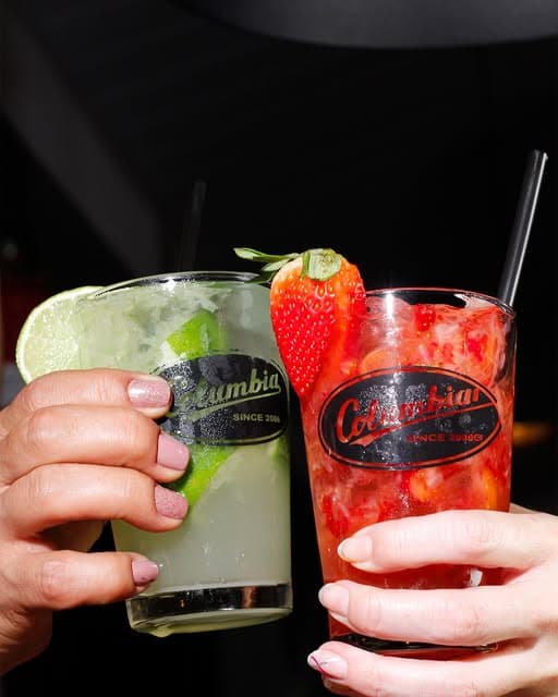 Brinde com dois drinks em copos do Columbia, um de limão e um de morango